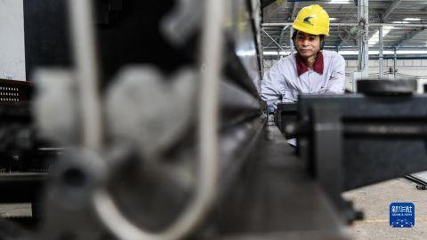 在柳州机车车辆通用机械厂车间,女工在生产客车接线端子(5月12日摄).